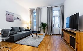 Spacious 3-Room Apt. 15 Min To The City Center